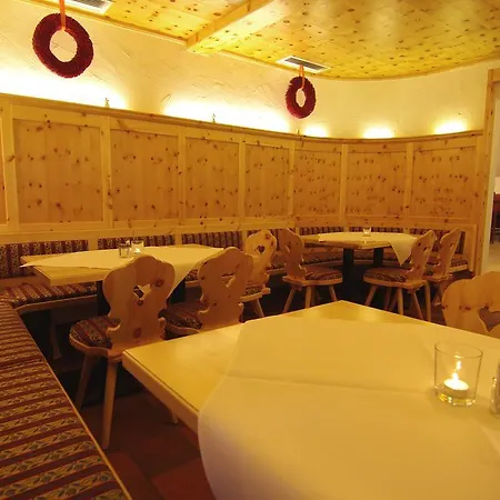 & Restaurant Christkindlwirt ホテル シュタイアー